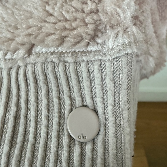 ALO Yoga Varsity Sherpa Small Jacket - Picture 5 of 8